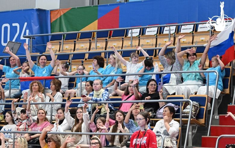 Children with special needs from Kazan support the International Sky Grace Rhythmic Gymnastics Clubs Association team