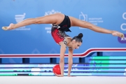 Алина Горносько во время упражнения с мячом