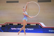 Александра Борисова во время упражнения с обручем