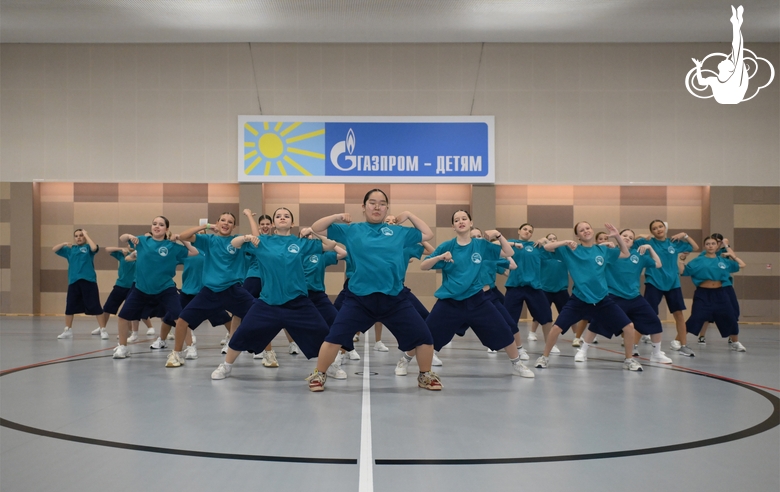 Alla Dukhova's dance studio TODES intensive course participants during a flash mob