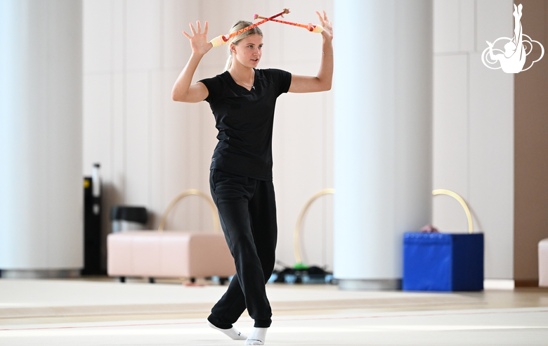 Тренер Елизавета Зорькина во время постановки упражнения в Академии