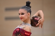 Арина Ткачук во время упражнения с мячом