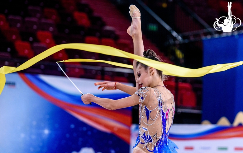 Каролина Тарасова во время упражнения с лентой