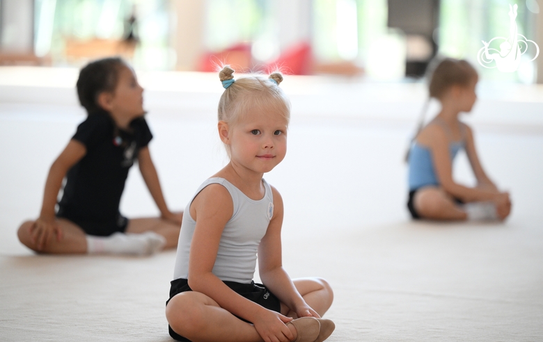 Юные гимнастки во время тренировки под руководством Елизаветы Зорькиной