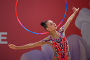 Софья Воробьева во время упражнения с обручем