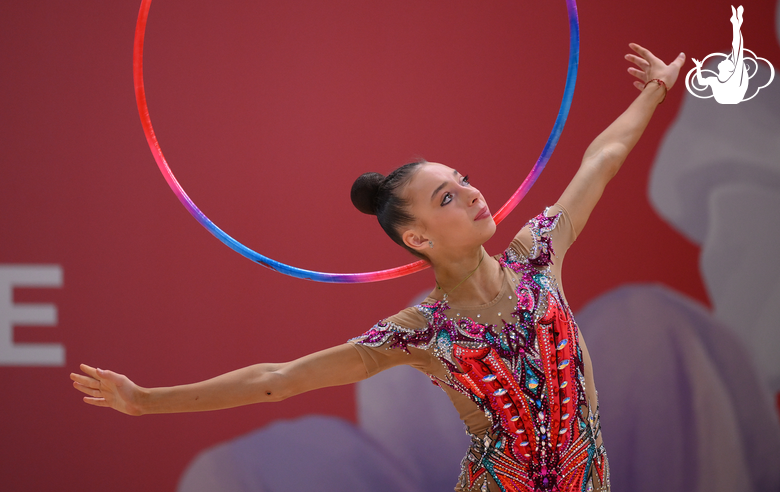 Софья Воробьева во время упражнения с обручем