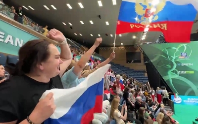 Fans react to the Russian team's silver medal in the three-hoops and two pairs of clubs event!