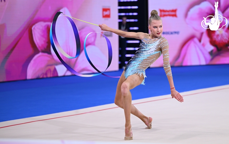 Eva Chevtaeva during a ribbon exercise