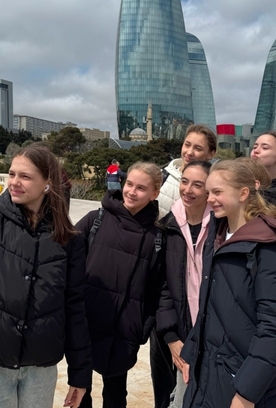 Групповички-сениорки и специалисты Академии отправились на прогулку по Баку