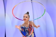 Ксения Савинова во время выполнения упражнения с обручем на всероссийском турнире «Кубок "Небесная грация"»