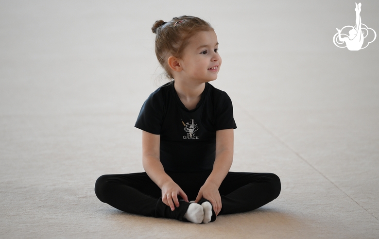 Юная гимнастка во время тренировки