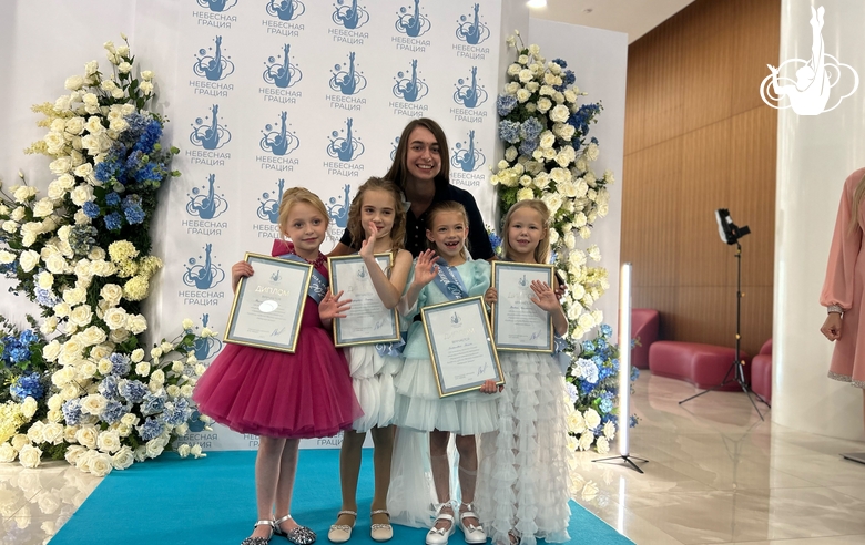 Тренер Екатерина Лоц и гимнастки во время выпускного