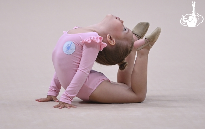 Young gymnast at the mAlinka tournament