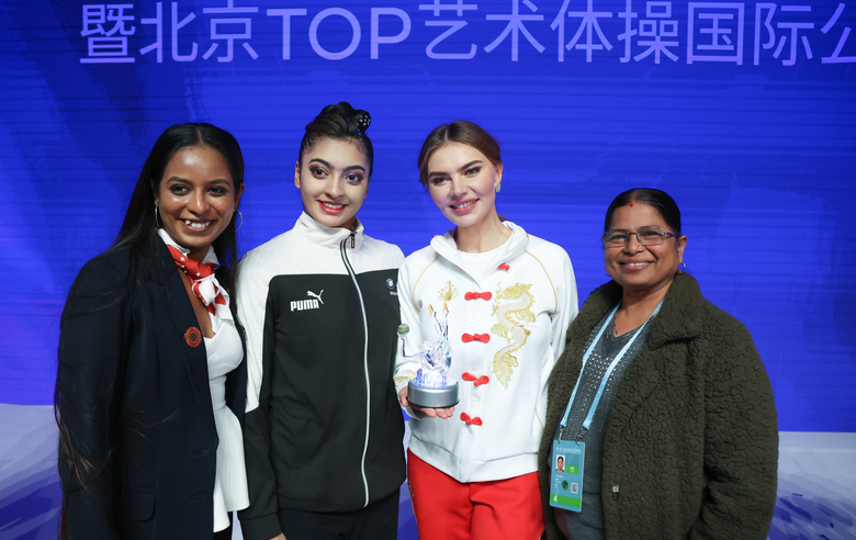 17 ноября 2025 года. Олимпийская чемпионка Алина Кабаева с судьей, гимнасткой и тренером из Индии на международном турнире «Кубок "Небесная грация"» и Beijing Top Open — 2025