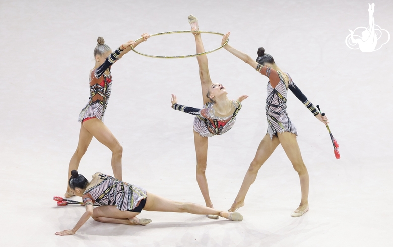 Команда «Небесной грации» во время упражнения с обручами и булавами