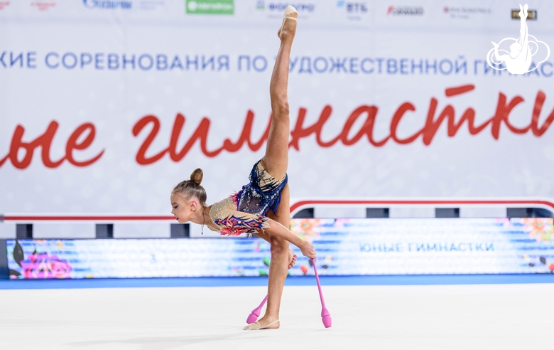 Эльвира Беляева во время упражнения с булавами