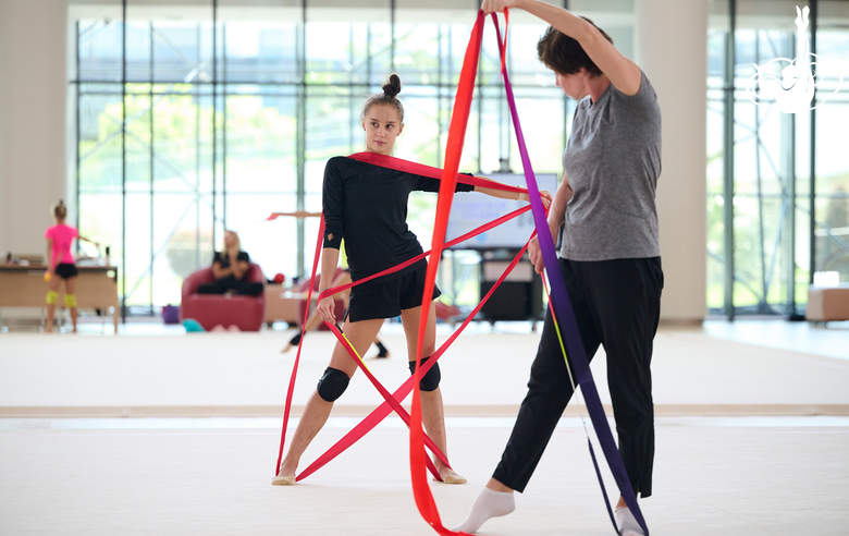 Мария Борисова и хореограф-постановщик фестиваля «Алина» Ирина Зеновка во время тренировки в Академии