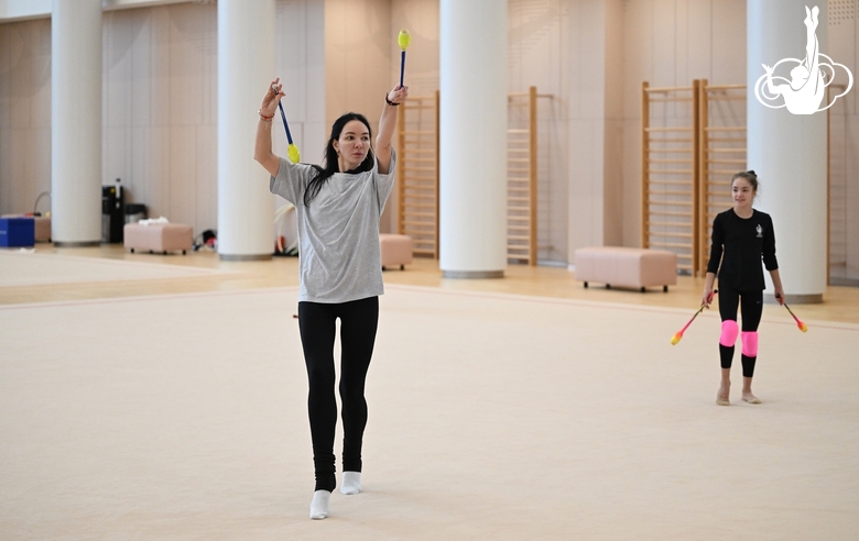 Хореограф Наталья Белугина во время работы с Ксенией Савиновой над новой программой с булавами