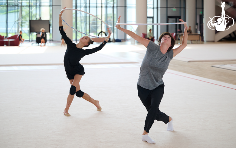 Мария Борисова и хореограф-постановщик фестиваля «Алина» Ирина Зеновка во время тренировки в Академии