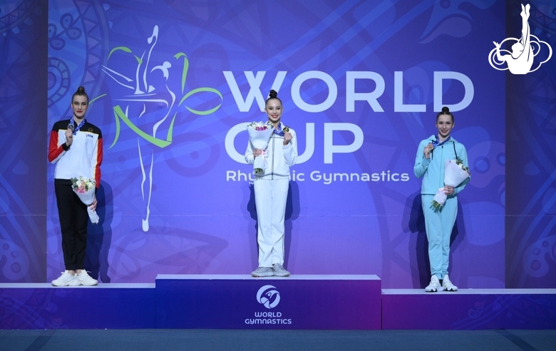 Олимпийская чемпионка Алина Кабаева поздравила победителя и призеров многоборья на этапе Кубка мира в Ташкенте