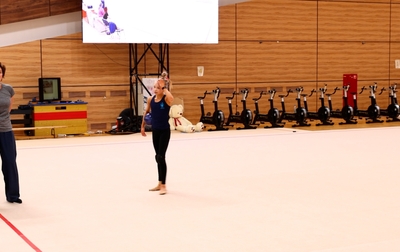 Продолжаем работать над перекатами мяча с олимпийской чемпионкой Алиной Кабаевой на очередной тренировке Евы Кононовой