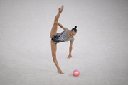 Софья Воробьева во время упражнения с мячом