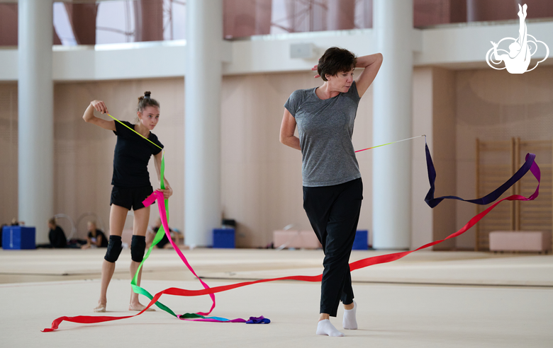 Яна Сакович и хореограф-постановщик фестиваля «Алина» Ирина Зеновка во время тренировки в Академии