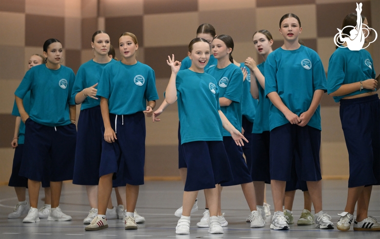 Alla Dukhova's dance studio TODES intensive course participants during a flash mob