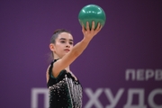 Анна Вакуленко во время упражнения с мячом