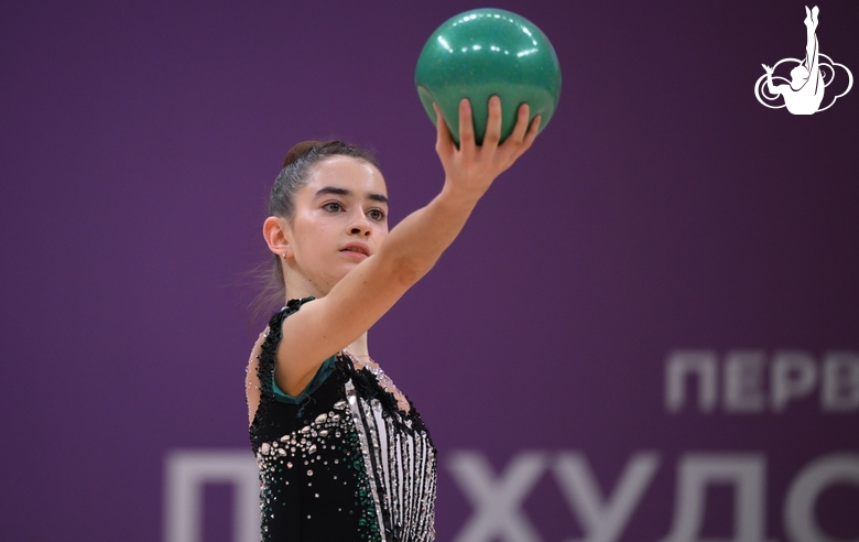 Анна Вакуленко во время упражнения с мячом