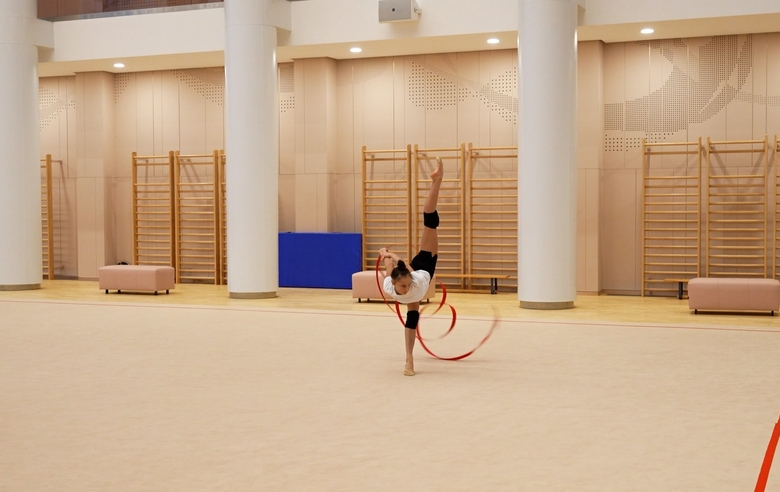 Олимпийская чемпионка Алина Кабаева и тренер Алина Гусарова помогают Марии Борисовой отработать бумеранги в упражнении с лентой