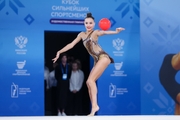 Мария Борисова во время упражнения с мячом