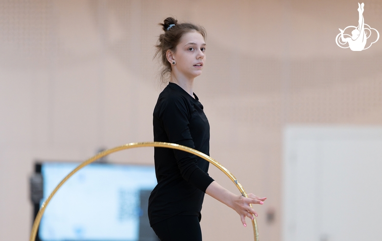 Арина Лысенко во время просмотра в команду групповых упражнений Академии