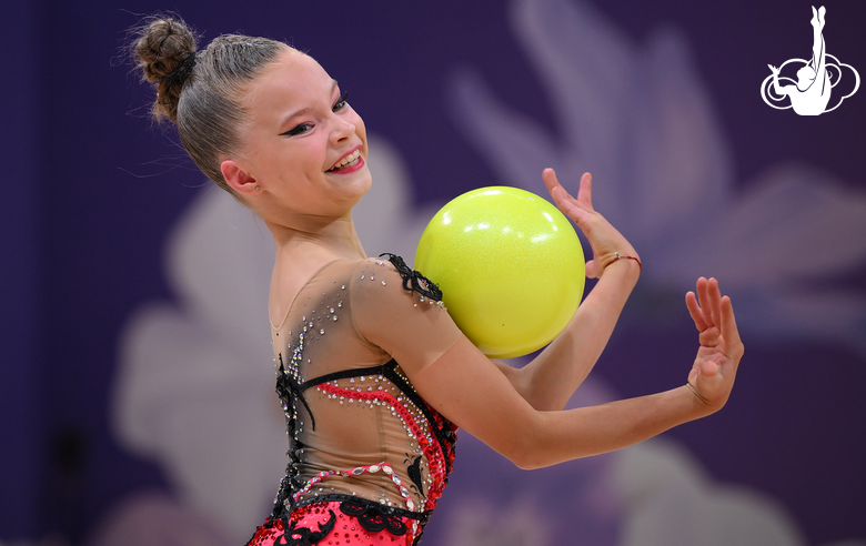 Лия Родионова во время упражнения с мячом