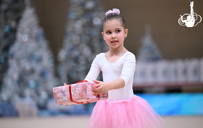 Дошкольница Академии во время новогодней елки