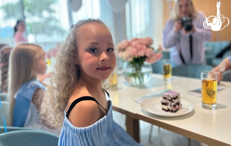 Юная гимнастка во время выпускного