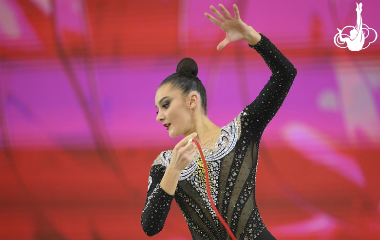 Alina Harnasko during the rope exercise