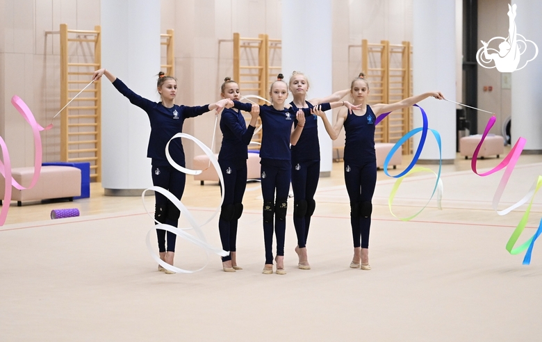 Групповички Академии во время работы над новой программой с лентами