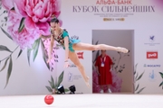 Сильва Саргсян во время упражнения с мячом