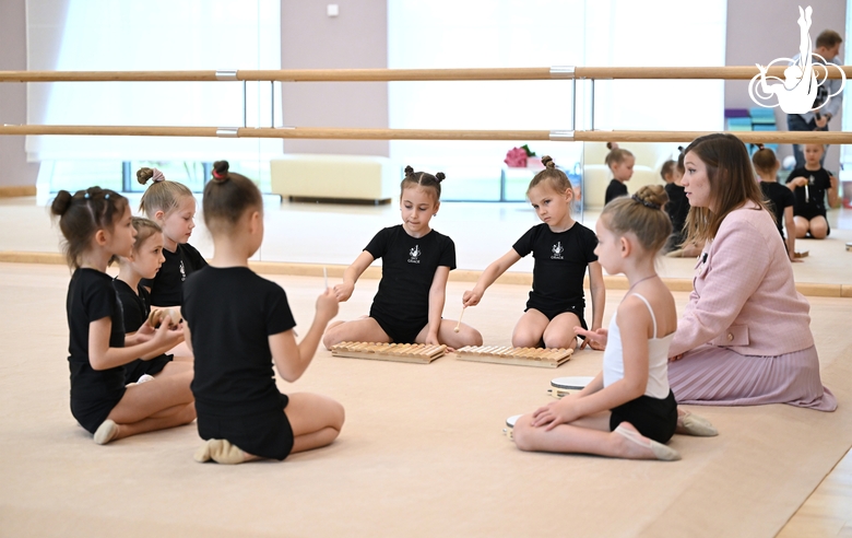 Гимнастки во время занятия с музыкальными инструментами под руководством педагога Анны Пуховой