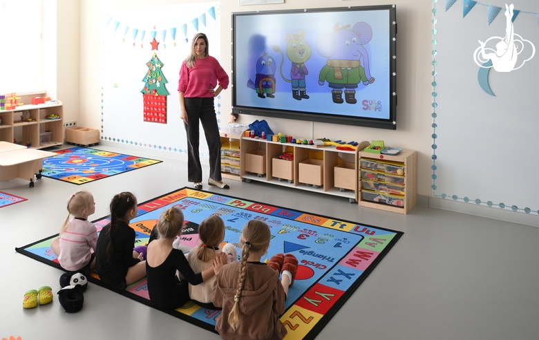 Юные гимнастки во время первых занятий в новом году