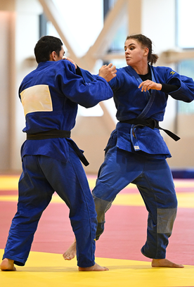 Participants in the training camp discuss their plans and training conditions at the Martial Arts Academy