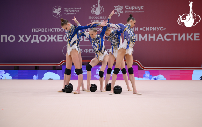 Групповички Академии во время упражнения с мячами