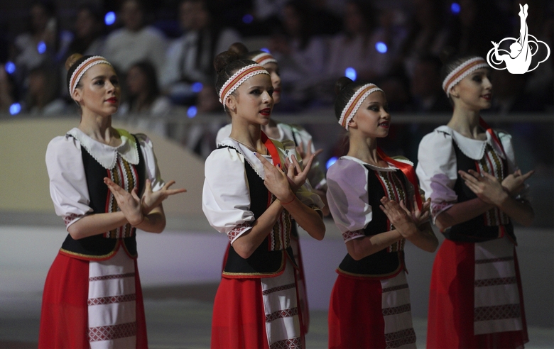 Гимнастки во время международного номера «Земля моя добрая»