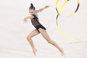 Элина Хабирова во время упражнения с лентой
