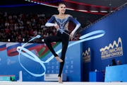 Ника Костина во время упражнения с лентой