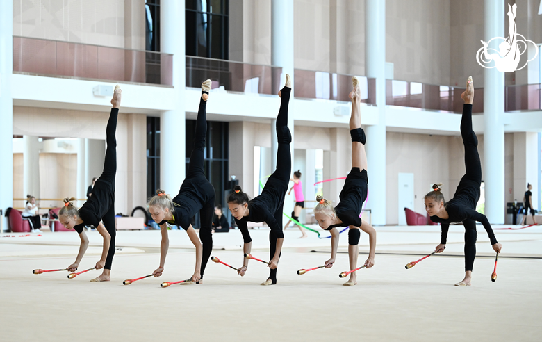 Групповички Небесной грации во время тренировки в Академии