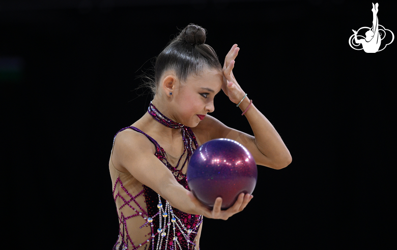 София Ильтерякова во время упражнения с мячом