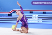 Арина Ковшова во время упражнения с мячом