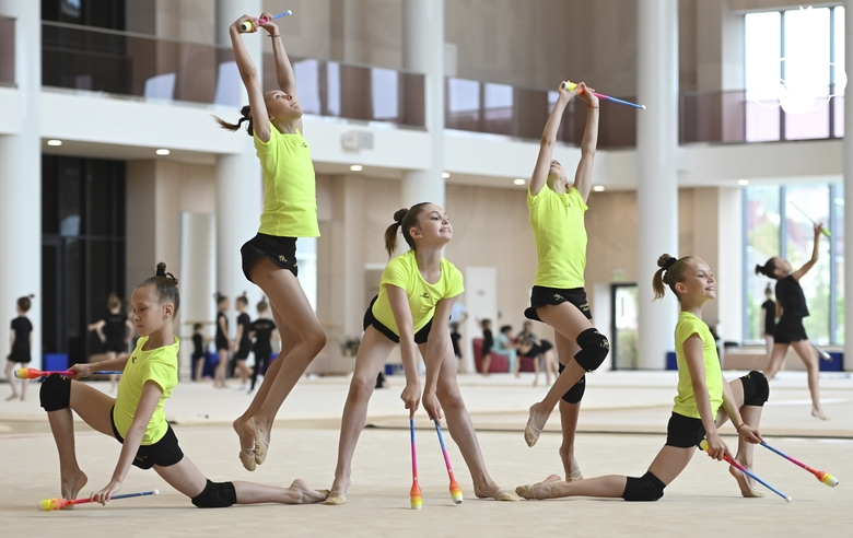 Gymnasts from Belgorod during an exercise with clubs